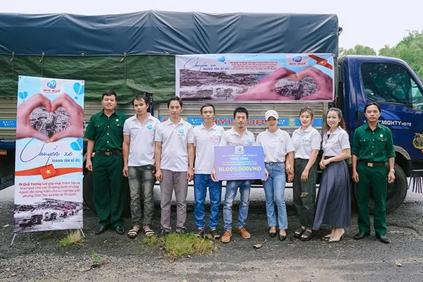 Hình ảnh một người đang sử dụng máy tính để trò chuyện trực tuyến với một chuyên gia tư vấn, thể hiện sự hỗ trợ kỹ thuật số.